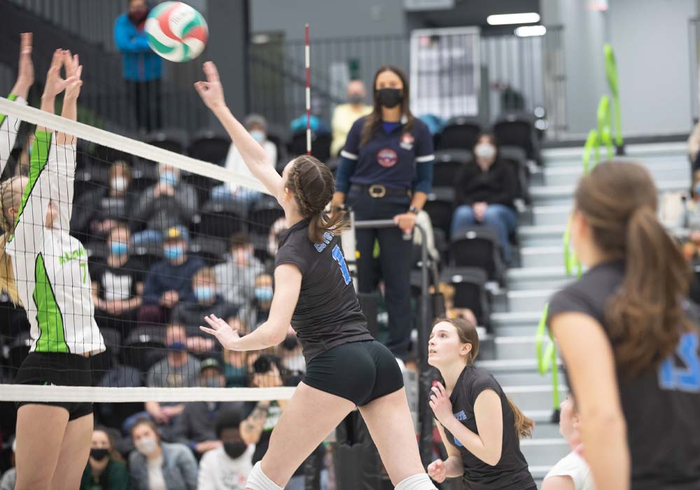 Des joueuses de l'équipe de volleyball féminin de La Cité participent à un match.