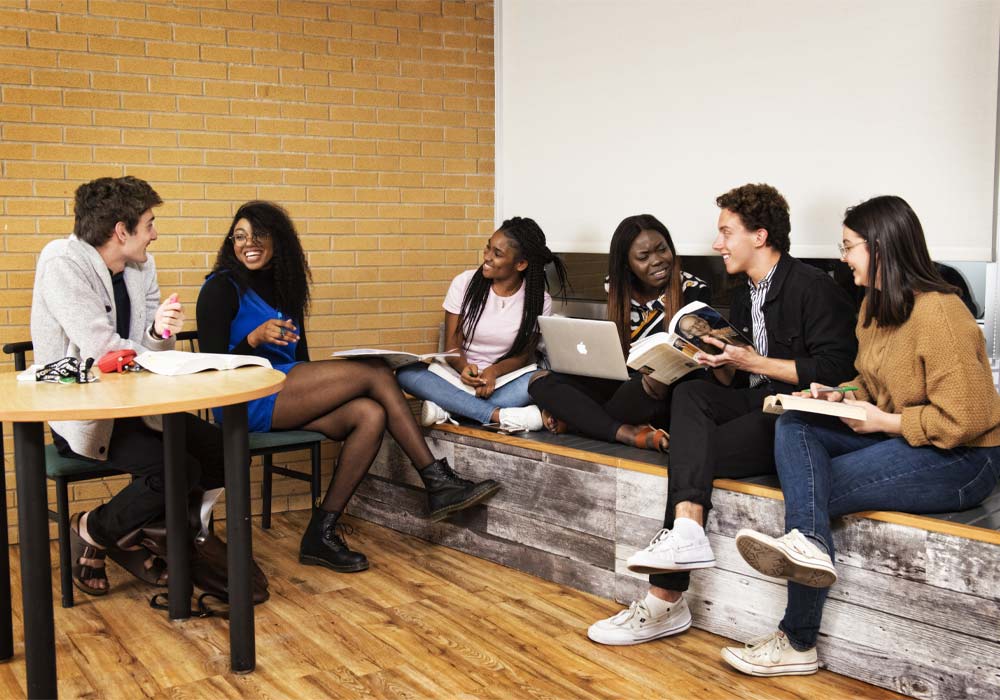 Un groupe d'étudiants discutent et rient.